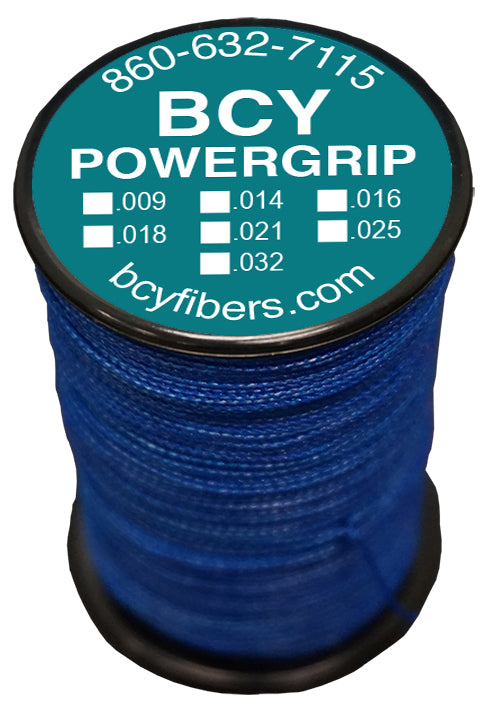 Bündel BCY Powergrip Wickelgarn in einer Spule, langlebiges und starkes Bowdenzug-Garn für Bogenschießen, in Nahaufnahme.
